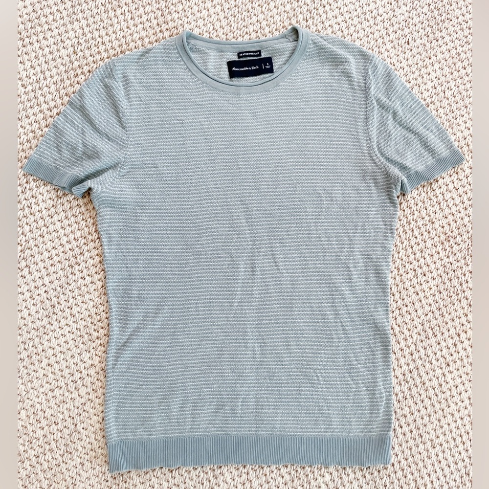 Abercrombie & Fitch Featherweight Knit Tee – Men’s Size Small